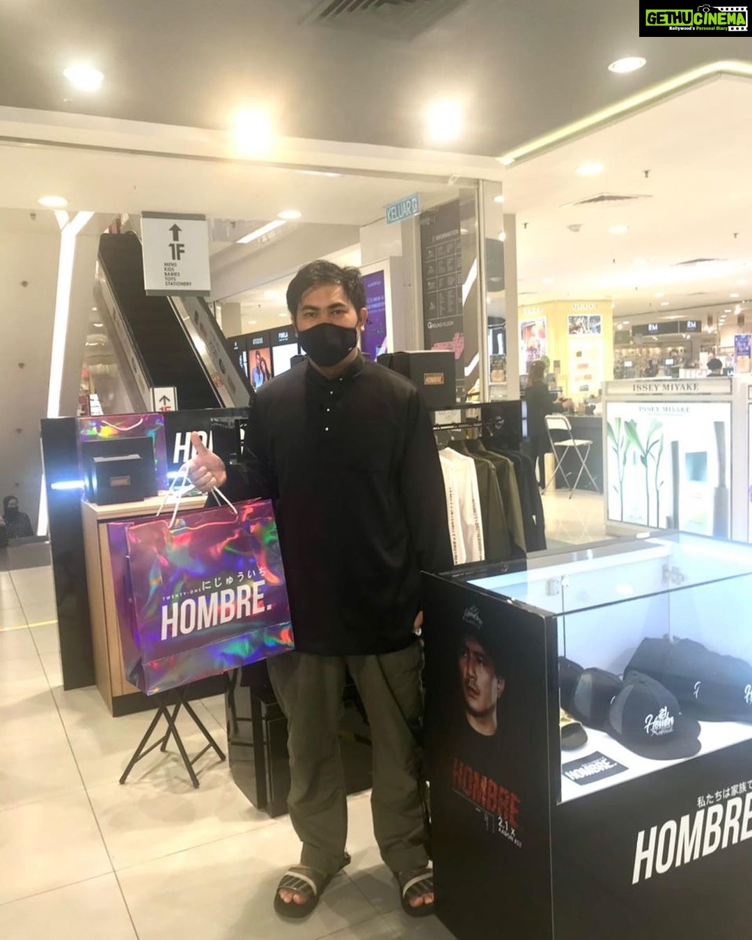 Aaron Aziz Instagram - Thank you semua for supporting @wearehombremy di Aeon Mid Valley. Semoga korang have a blessed Raya dan bahagia disamping keluarga tersayang. Yg balik kampung drive carefully. @hombretwentyone