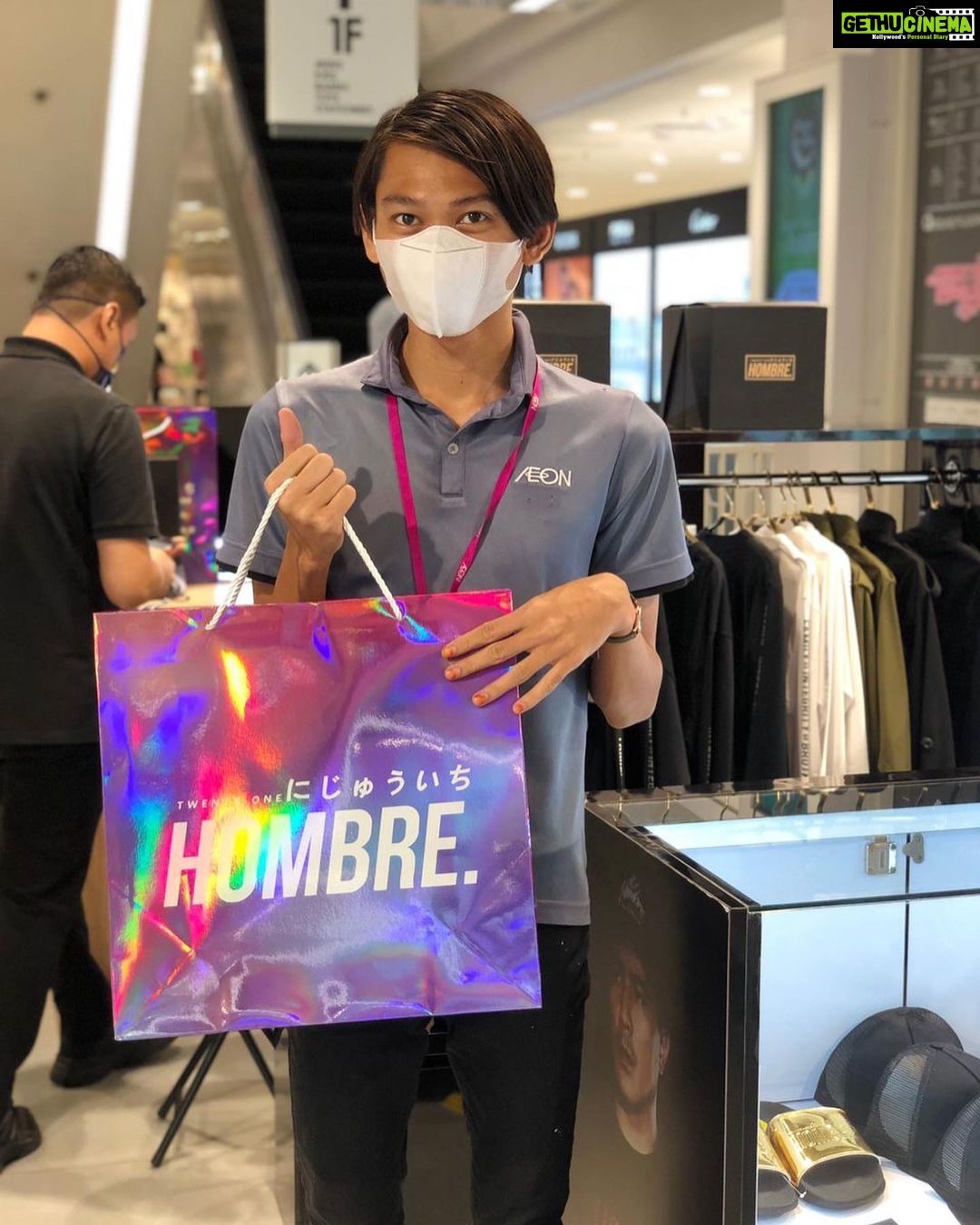 Aaron Aziz Instagram - Thank you semua for supporting @wearehombremy di Aeon Mid Valley. Semoga korang have a blessed Raya dan bahagia disamping keluarga tersayang. Yg balik kampung drive carefully. @hombretwentyone