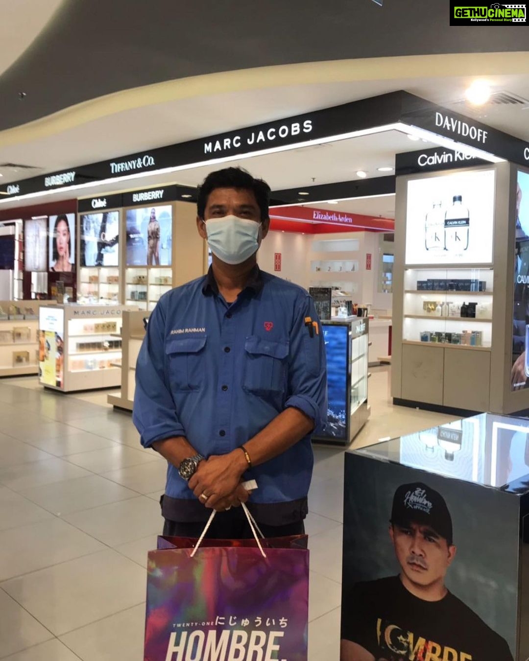 Aaron Aziz Instagram - Thank you semua for supporting @wearehombremy di Aeon Mid Valley. Semoga korang have a blessed Raya dan bahagia disamping keluarga tersayang. Yg balik kampung drive carefully. @hombretwentyone