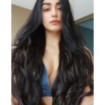 Adah Sharma Instagram - O Meri Neend mera Chain mujhe lauta do,,, SWIPE to see who has my Chain 🤓,,,,,,, the Long and the short of it 😅😂🤫 , , , #100YearsOfAdahSharma #adahsharma , , , P,S, Happy to see other actors putting animals on their Swipe 😁😁 bahut saara pyaar from the chicken community and me