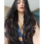 Adah Sharma Instagram - O Meri Neend mera Chain mujhe lauta do,,, SWIPE to see who has my Chain 🤓,,,,,,, the Long and the short of it 😅😂🤫 , , , #100YearsOfAdahSharma #adahsharma , , , P,S, Happy to see other actors putting animals on their Swipe 😁😁 bahut saara pyaar from the chicken community and me