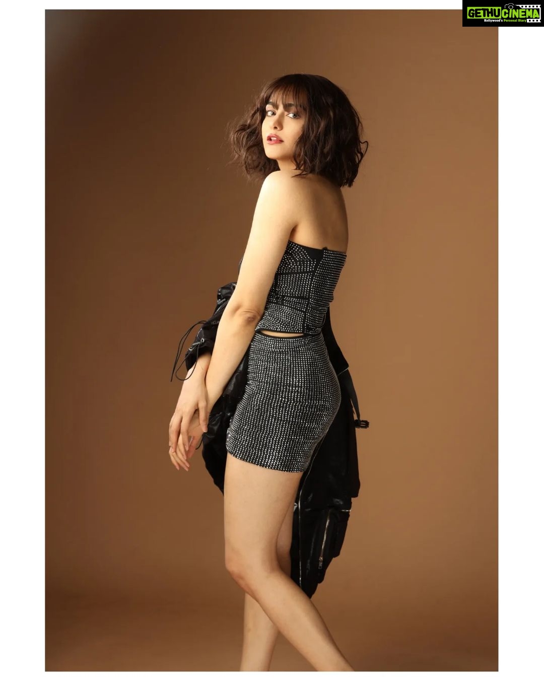 Adah Sharma Instagram - #MondayMotivation to Not get Bugged but instead Be the Bug π·π¦ππͺ²πͺ³ SWIPE to see me get Bugged π€π , , , πΈ @faizialiphotography πββοΈ @snehal_uk π @juhi.ali #100YearsOfAdahSharma #AdahSharma