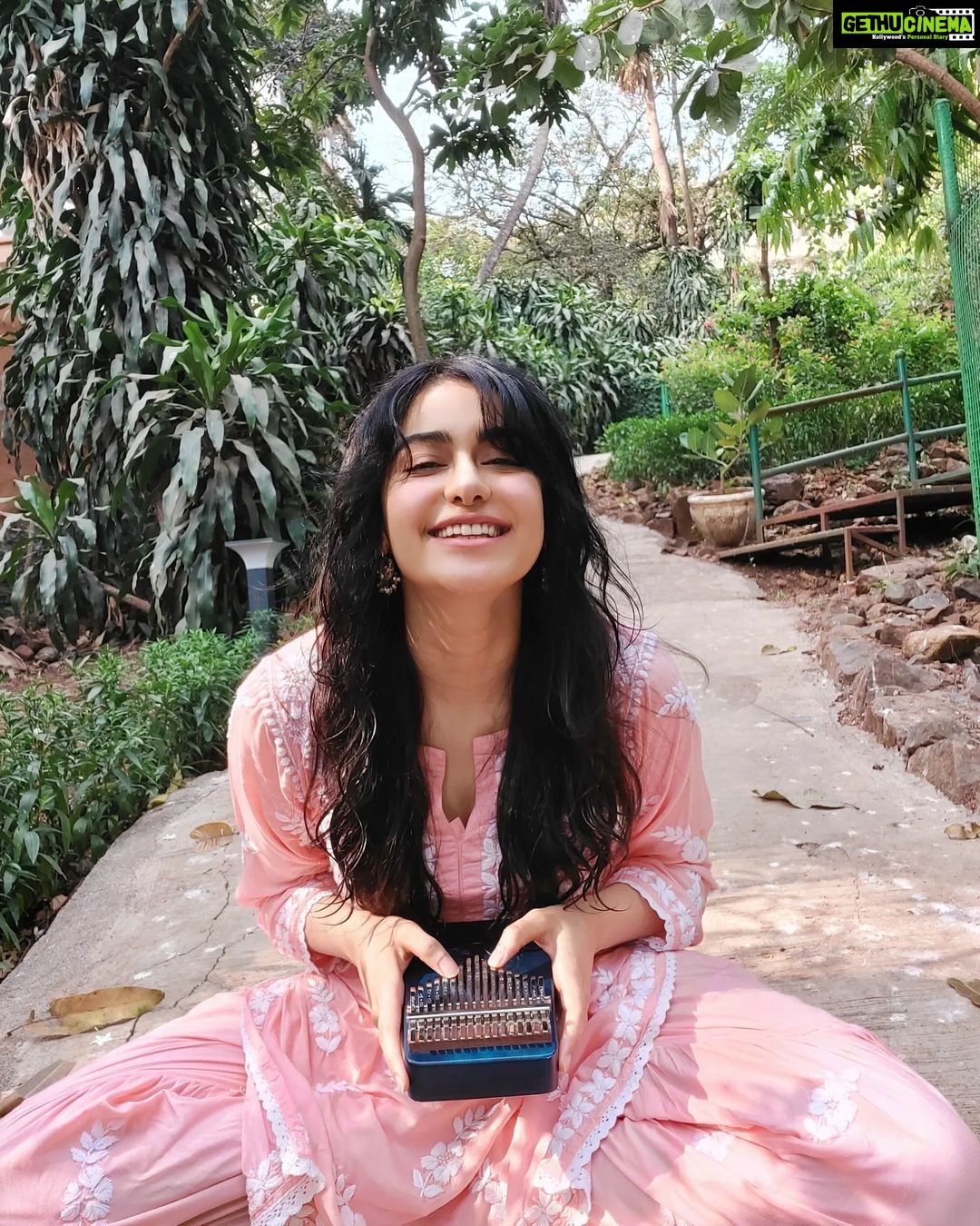 Adah Sharma Instagram - Give me Songs To play on the Kalimba π΅πΆ Sochne ka maukaa na diyaaaaa haiii ,,,,, Butttttt i still managed to Overthink π€£π€ , , , , ππ for all the pyar on the chand baliyaan cover β€β€β€ #100YearsOfAdahSharma #adahsharma