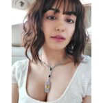 Adah Sharma Instagram - O Meri Neend mera Chain mujhe lauta do,,, SWIPE to see who has my Chain 🤓,,,,,,, the Long and the short of it 😅😂🤫 , , , #100YearsOfAdahSharma #adahsharma , , , P,S, Happy to see other actors putting animals on their Swipe 😁😁 bahut saara pyaar from the chicken community and me