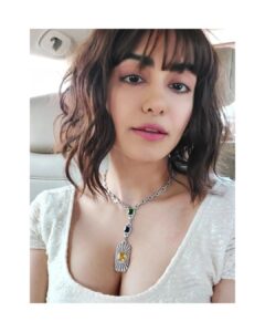 Adah Sharma Instagram - O Meri Neend mera Chain mujhe lauta do,,, SWIPE to see who has my Chain 🤓,,,,,,, the Long and the short of it 😅😂🤫 , , , #100YearsOfAdahSharma #adahsharma , , , P,S, Happy to see other actors putting animals on their Swipe 😁😁 bahut saara pyaar from the chicken community and me