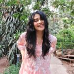 Adah Sharma Instagram - Give me Songs To play on the Kalimba 🎵🎶 Sochne ka maukaa na diyaaaaa haiii ,,,,, Butttttt i still managed to Overthink 🤣🤓 , , , , 😘😘 for all the pyar on the chand baliyaan cover ❤❤❤ #100YearsOfAdahSharma #adahsharma