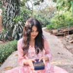 Adah Sharma Instagram - Give me Songs To play on the Kalimba 🎵🎶 Sochne ka maukaa na diyaaaaa haiii ,,,,, Butttttt i still managed to Overthink 🤣🤓 , , , , 😘😘 for all the pyar on the chand baliyaan cover ❤❤❤ #100YearsOfAdahSharma #adahsharma
