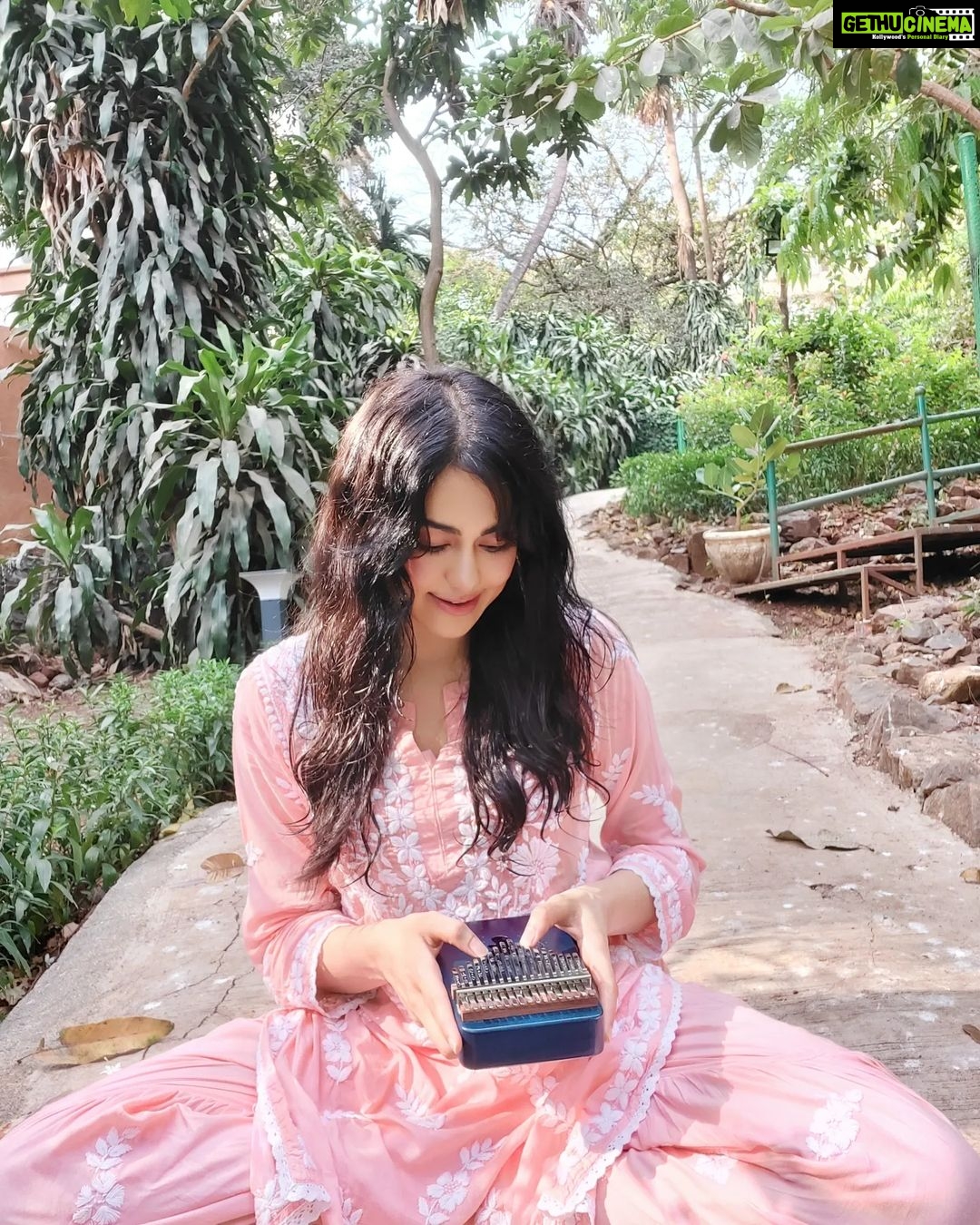 Adah Sharma Instagram - Give me Songs To play on the Kalimba π΅πΆ Sochne ka maukaa na diyaaaaa haiii ,,,,, Butttttt i still managed to Overthink π€£π€ , , , , ππ for all the pyar on the chand baliyaan cover β€β€β€ #100YearsOfAdahSharma #adahsharma