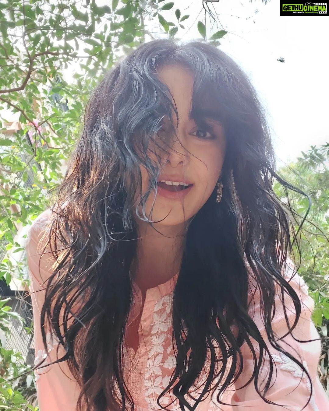 Adah Sharma Instagram - Give me Songs To play on the Kalimba π΅πΆ Sochne ka maukaa na diyaaaaa haiii ,,,,, Butttttt i still managed to Overthink π€£π€ , , , , ππ for all the pyar on the chand baliyaan cover β€β€β€ #100YearsOfAdahSharma #adahsharma