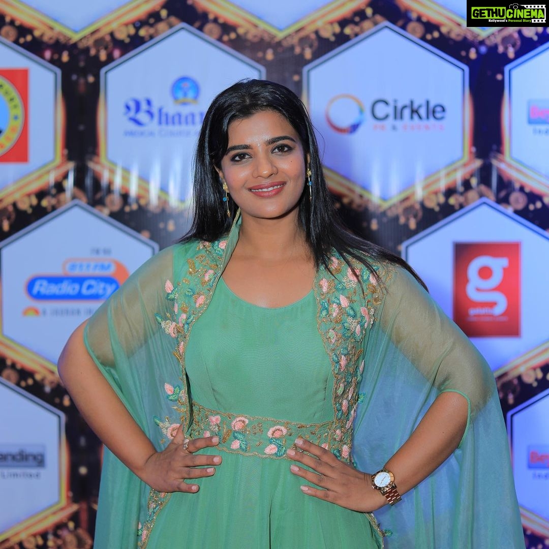 Aishwarya Rajesh Instagram - Thank u @dodawards2022 for making it very special and memorable for bringing my mom @nagamani8569 and my brother @iam_manikanta_rajesh to present d award#Divaofthedecade award 😍 Will cherish this moment forever ❤️ 🙏 @lishachinnu @cirkleprandevents Make up @ananthmakeup Hairstyle @kanagakumarhairsty Outfit @label_afeera