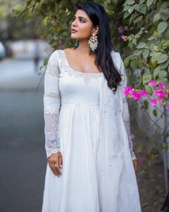 Aishwarya Rajesh Instagram - அனைவருக்கும் இனிய தமிழ் புத்தாண்டு நல்வாழ்த்துக்கள் !! நீங்கள் அனைவரும் எல்லா நலமும், வளமும் பெற்று பெருவாழ்வு வாழ வேண்டுமென்று இந்நன்நாளில் அன்போடு வாழ்த்துகிறேன். ❤️ Photography @shadowsphotographyy @ajay_shadowsphotography Make up @ananthmakeup hairstylish @kanagakumarhairsty Outfit @archana.karthick