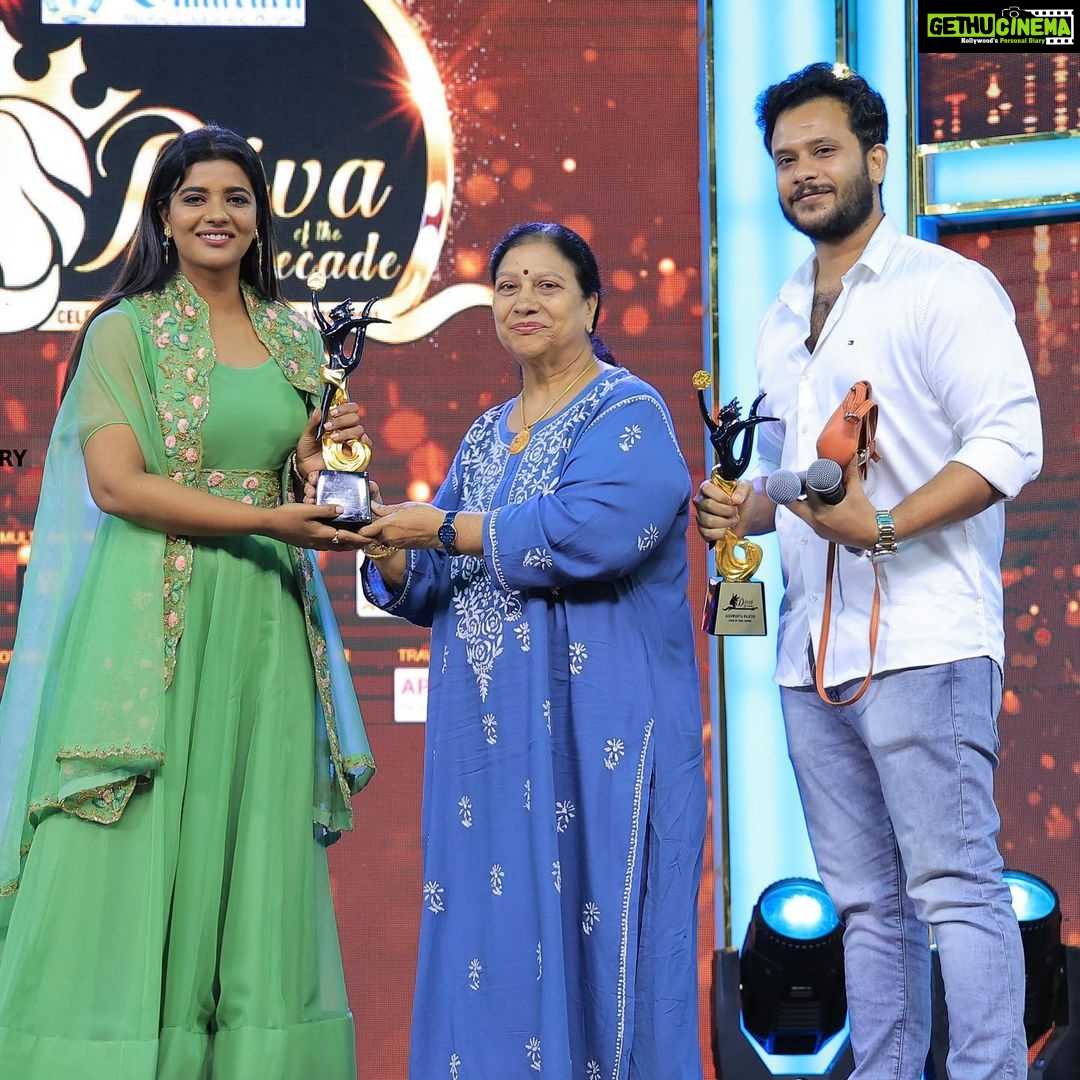 Aishwarya Rajesh Instagram - Thank u @dodawards2022 for making it very special and memorable for bringing my mom @nagamani8569 and my brother @iam_manikanta_rajesh to present d award#Divaofthedecade award 😍 Will cherish this moment forever ❤️ 🙏 @lishachinnu @cirkleprandevents Make up @ananthmakeup Hairstyle @kanagakumarhairsty Outfit @label_afeera