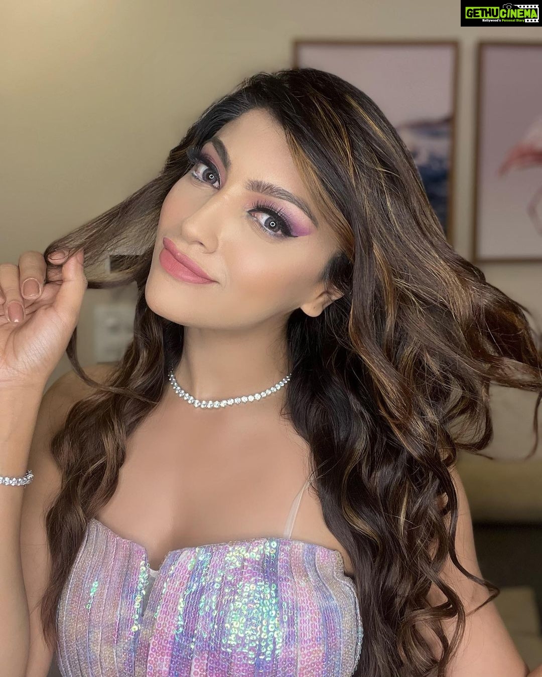 Akanksha Puri Instagram - #aboutlastnight 🧜🏼♀️ . . Make up / Hair @nikitadeokar.makeupartist Styled @stylebytaashvi Jewellery @the_jewel_gallery Clutch bag @oceana_clutches