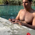 Akshay Kumar Instagram - This li’l friend slipped in the swimming pool this morning and needed help. A bit of patience, a bit of cheering…and off he flew. Isn’t that what we all need in life - hope in the heart, will to live and wings to fly. 😊