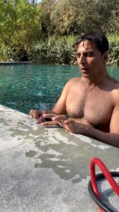 Akshay Kumar Instagram - This li’l friend slipped in the swimming pool this morning and needed help. A bit of patience, a bit of cheering…and off he flew. Isn’t that what we all need in life - hope in the heart, will to live and wings to fly. 😊