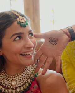 Alia Bhatt Instagram - The Mehendi was like something out of a dream.
It was a day full of love, family, our beautiful best friends, a LOT of French fries, a surprise performance by the ladkewalas, Ayan playing DJ, a BIG surprise organised by Mr. Kapoor (my favourite artist performed my favourite songs), all followed by some happy tears and quiet, blissful moments with the love of my life.

There are days… and then there are days like these! 💕♾