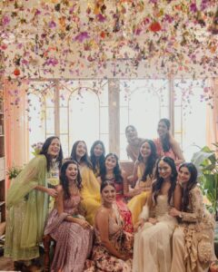 Alia Bhatt Instagram - The Mehendi was like something out of a dream.
It was a day full of love, family, our beautiful best friends, a LOT of French fries, a surprise performance by the ladkewalas, Ayan playing DJ, a BIG surprise organised by Mr. Kapoor (my favourite artist performed my favourite songs), all followed by some happy tears and quiet, blissful moments with the love of my life.

There are days… and then there are days like these! 💕♾