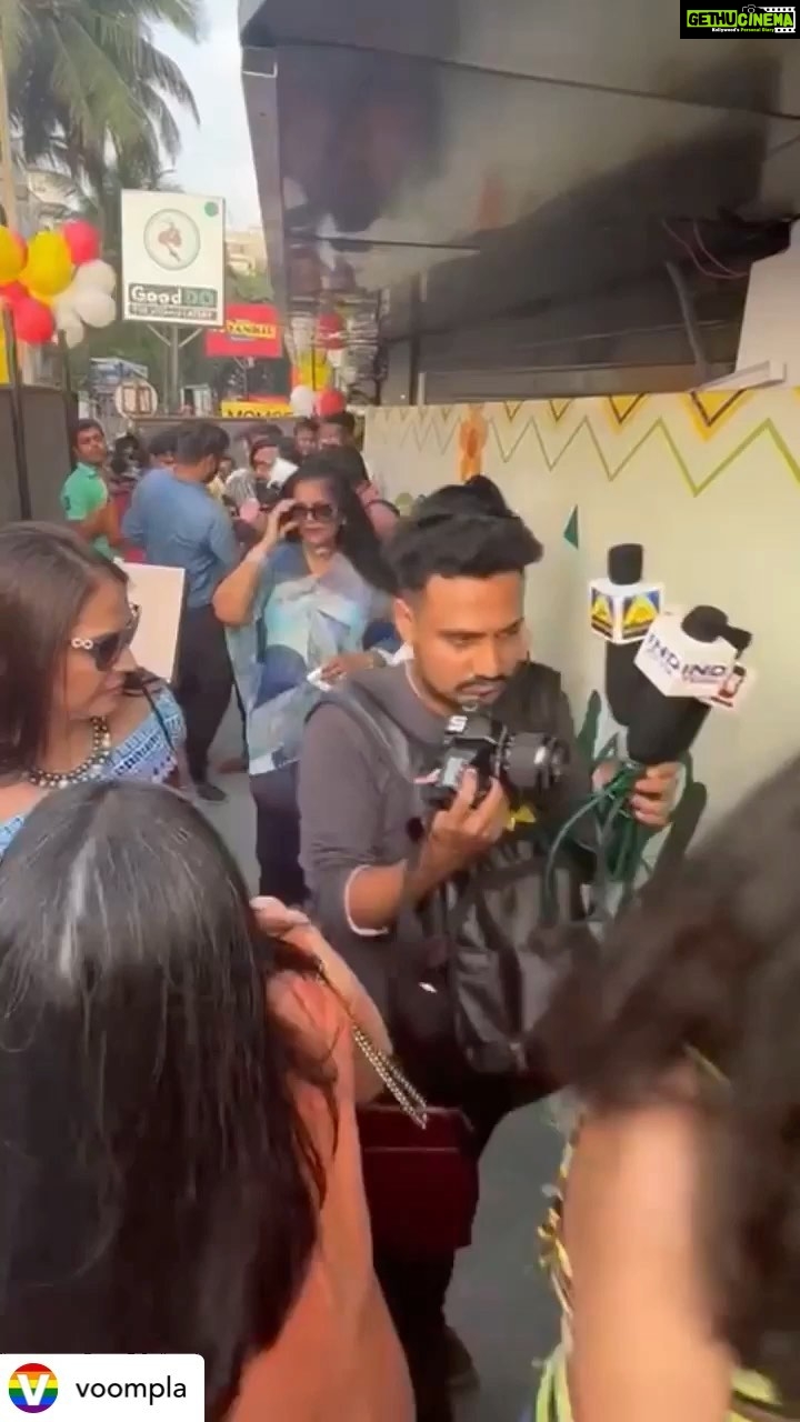 Ameesha Patel Instagram - Posted @withregram • @voompla Ameesha Patel spotted at the inauguration of a new Mexican restaurant in Carter Road in Mumbai today ❤️❤️ . #voompla #bollywood #ameeshapatel #bollywoodstyle #bollywoodfashion #mumbaidiaries #delhidiaries #indianactress #bollywoodactress #bollywoodactressesinsarees