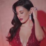 Amyra Dastur Instagram - All that glitters✨ . . . 📸 @dieppj Styled by @malvika_tater Wearing @bhawnarao_couture Jewellery @dolsunjewelsofficial MUA @miimoglam Hair by @makeupnhairbysanjanag Mumbai, Maharashtra