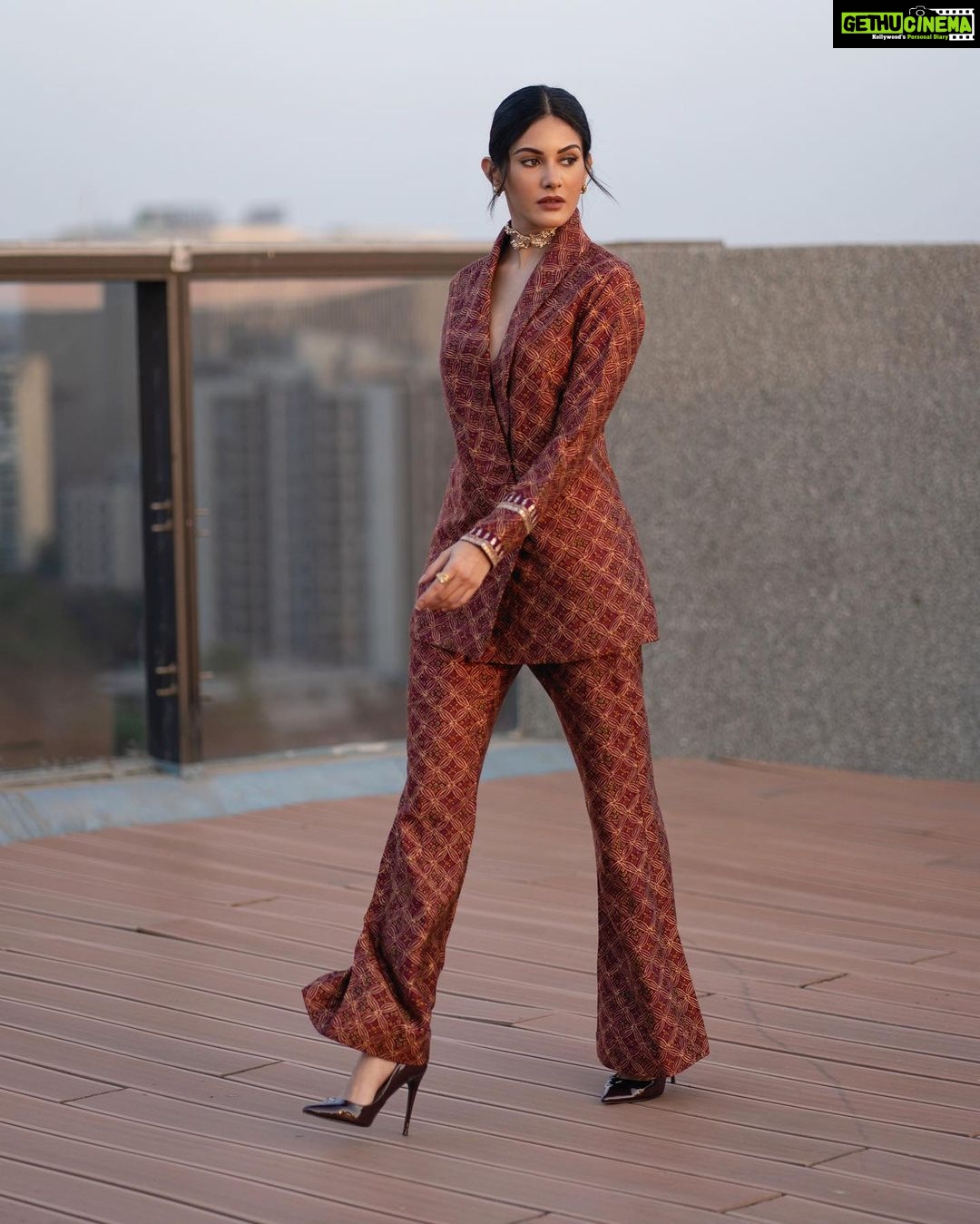 Amyra Dastur Instagram - Suited Up for the Times Icons of Ahmedabad 2022 ๐ซ . . . Wearing @drishtizahabia Jewellery @minerali_store Styled by @malvika_tater Hair by @hairstylist_madhav MUA @miimoglam ๐ธ @iammeetmb @weddingsbyim Double Tree By Hilton Ahmedabad