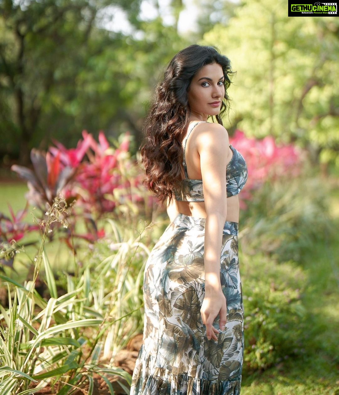 Amyra Dastur Instagram - 🍀 . . . 📸 @dieppj Styled by @malvika_tater Wearing @flirtatious_india Hair @lakshsingh__ MUA @shivangiiupadhyay Khandala