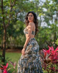 Amyra Dastur Instagram - Rich with the spoils of nature 🌿 . . . 📸 @dieppj Hair @lakshsingh__ MUA @shivangiiupadhyay Styled by @malvika_tater Khandala