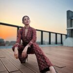 Amyra Dastur Instagram – Suits and Sunsets 🌅 
.
.
.
Hair @hairstylist_madhav 
MUA @miimoglam 
Styled by @malvika_tater 
Wearing @drishtizahabia 
Jewellery @minerali_store DoubleTree By Hilton – Ahmedabad