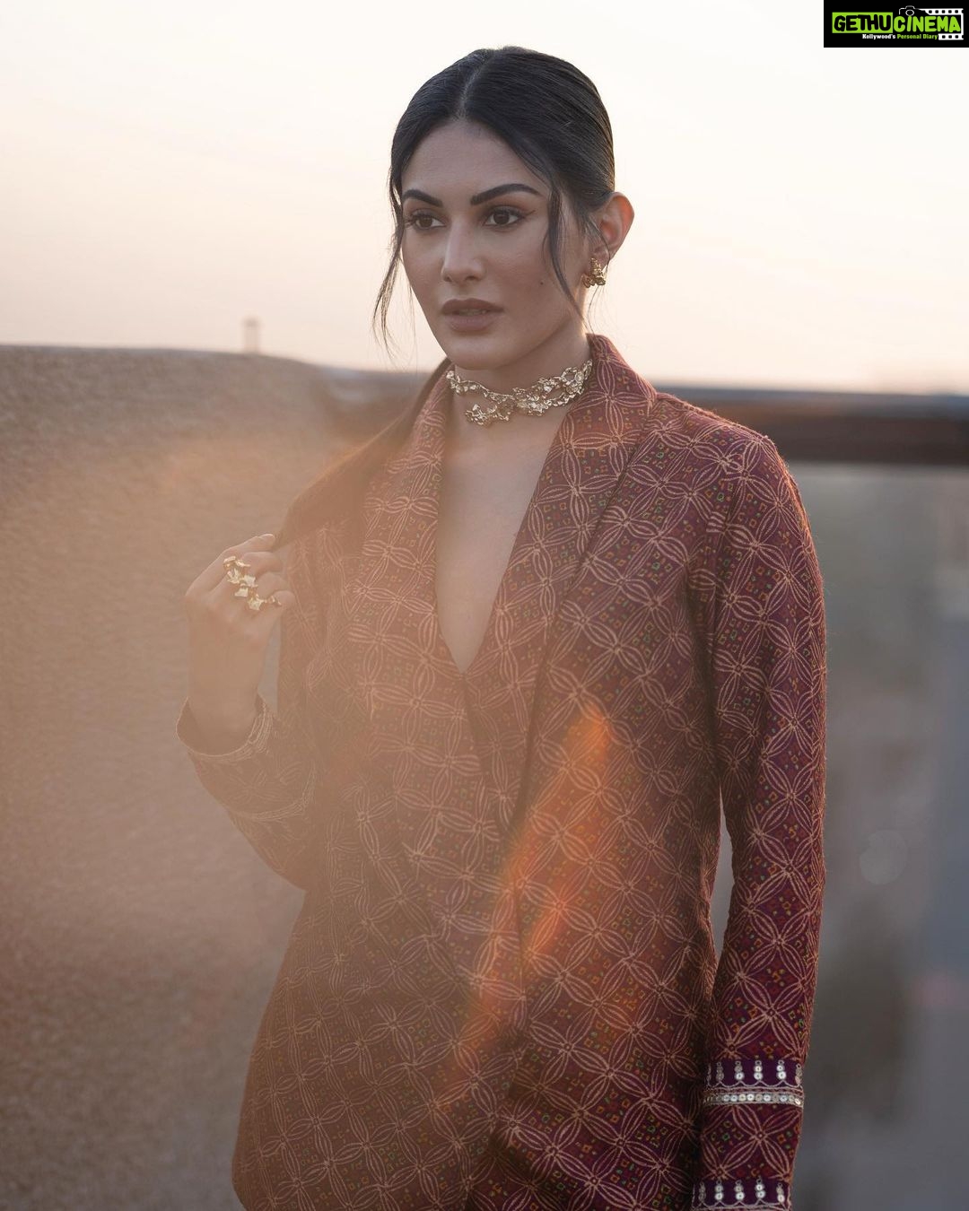 Amyra Dastur Instagram - Suits and Sunsets 🌅 . . . Hair @hairstylist_madhav MUA @miimoglam Styled by @malvika_tater Wearing @drishtizahabia Jewellery @minerali_store DoubleTree By Hilton - Ahmedabad