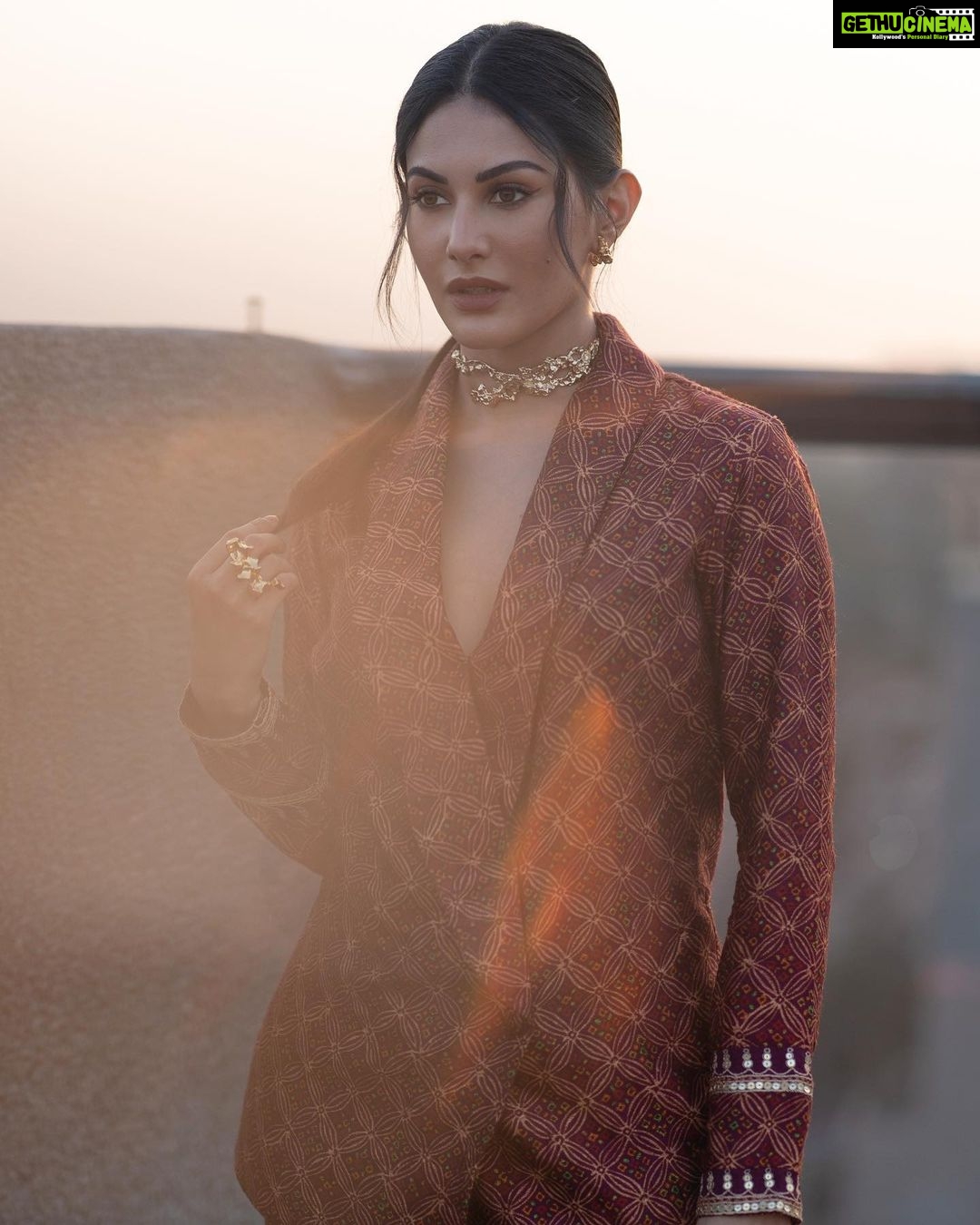 Amyra Dastur Instagram - Suits and Sunsets 🌅 . . . Hair @hairstylist_madhav MUA @miimoglam Styled by @malvika_tater Wearing @drishtizahabia Jewellery @minerali_store DoubleTree By Hilton - Ahmedabad