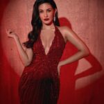 Amyra Dastur Instagram - There’s a diva in there and all she needs is a little bit of a bold lip.✨ . @feminaindia & #mamaearth ‘s #beautifulindians awards 2022✨ . . . 📸 @dieppj Styled by @malvika_tater Wearing @bhawnarao_couture Jewellery by @dolsunjewelsofficial Hair by @makeupnhairbysanjanag MUA @miimoglam Mumbai, Maharashtra