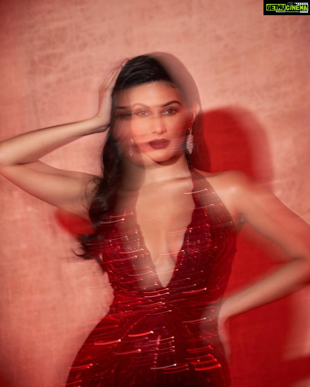Amyra Dastur Instagram - Blurred Lines ✨ . . . 📸 @dieppj Gown by @bhawnarao_couture Jewels @dolsunjewelsofficial Styled by @malvika_tater Makeup by @miimoglam Hair by @makeupnhairbysanjanag . #beautifulindians2022 awards by @feminaindia & @mamaearth.in Mumbai, Maharashtra