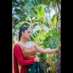 Anasuya Bharadwaj Instagram - Humbly rooted but Flowing and Growing.. 😊🧿❤️ #BelieveInTheBalance For #AaGaytununtavaEeGattukostava #Today #12PmOnwards on @starmaa Outfit by @firoz_design_studio ✨ Jewels by @lorifinejewellery 👑 PC: @verendar_photography 🥰 Andariki Ugadi Subhakankshalu!! #HappyUgadi 🙏🏻❤️