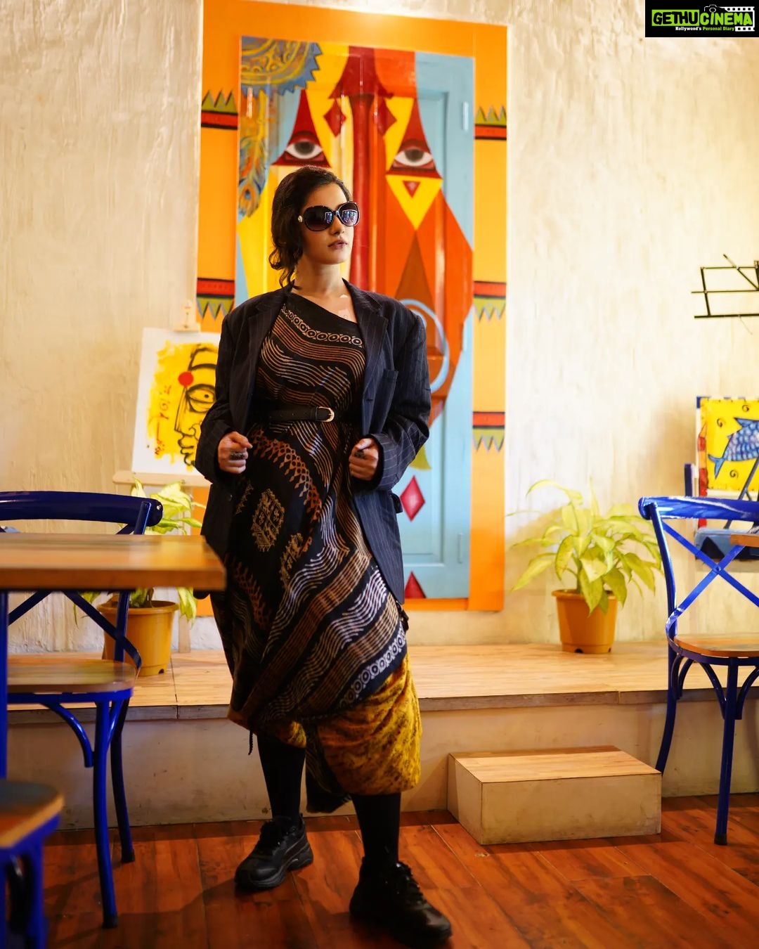 Angana Roy Instagram - Postmodern Boho-chic. Conceptualization and Styling : @palsuman109 Photography : @anjanavaphotos Makeup : @rianbridal Location Courtesy : @bohotrunkkolkata Huge shoutout to @inkcollab.pr @sanjuktan @soujannya_das @saswatach6 for arranging such a fun shoot! ❤️💫 #photoshoot #photooftheday #postmodern #postmodernart #kolkatafashion #bohochic #styleinspo #thursdayvibes #newlook #sassy #photogram #cafedecor #artsy #bohocafe #sunglassesfashion #summeronmymind #summerphotoshoot #lovefromA Boho Trunk Cafe & Store