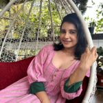 Angana Roy Instagram - এই মহাদেশ, হবে এইখানে শেষ আমাদের নেই নেই, নেই সীমানা 📸 @rizamukherjee #sundaymornings #pinkdress #april #igdaily #sundaypost #swingchair #nature #aunaturale #unedited #morningslikethese #srikanto #newpost #aalotechol #currentfavoritesong #lovefromA