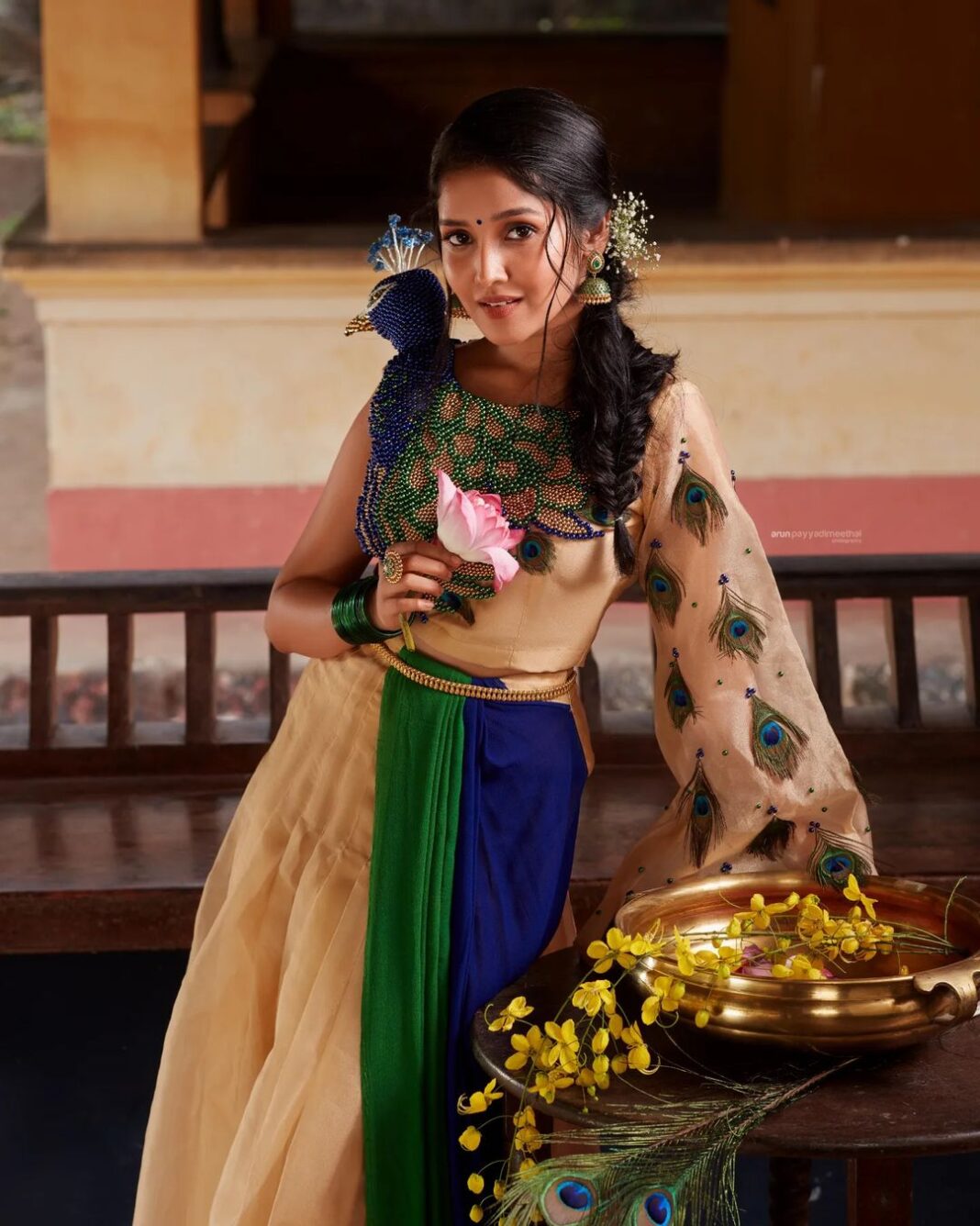 Anikha Instagram - വിഷു 💛 @arun_payyadimeethal @megz2108 @alkas_bridal @nashash_makeover