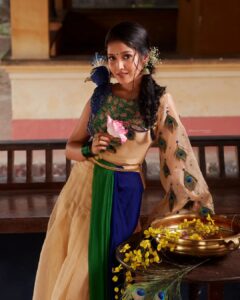 Anikha Instagram - വിഷു 💛 @arun_payyadimeethal @megz2108 @alkas_bridal @nashash_makeover