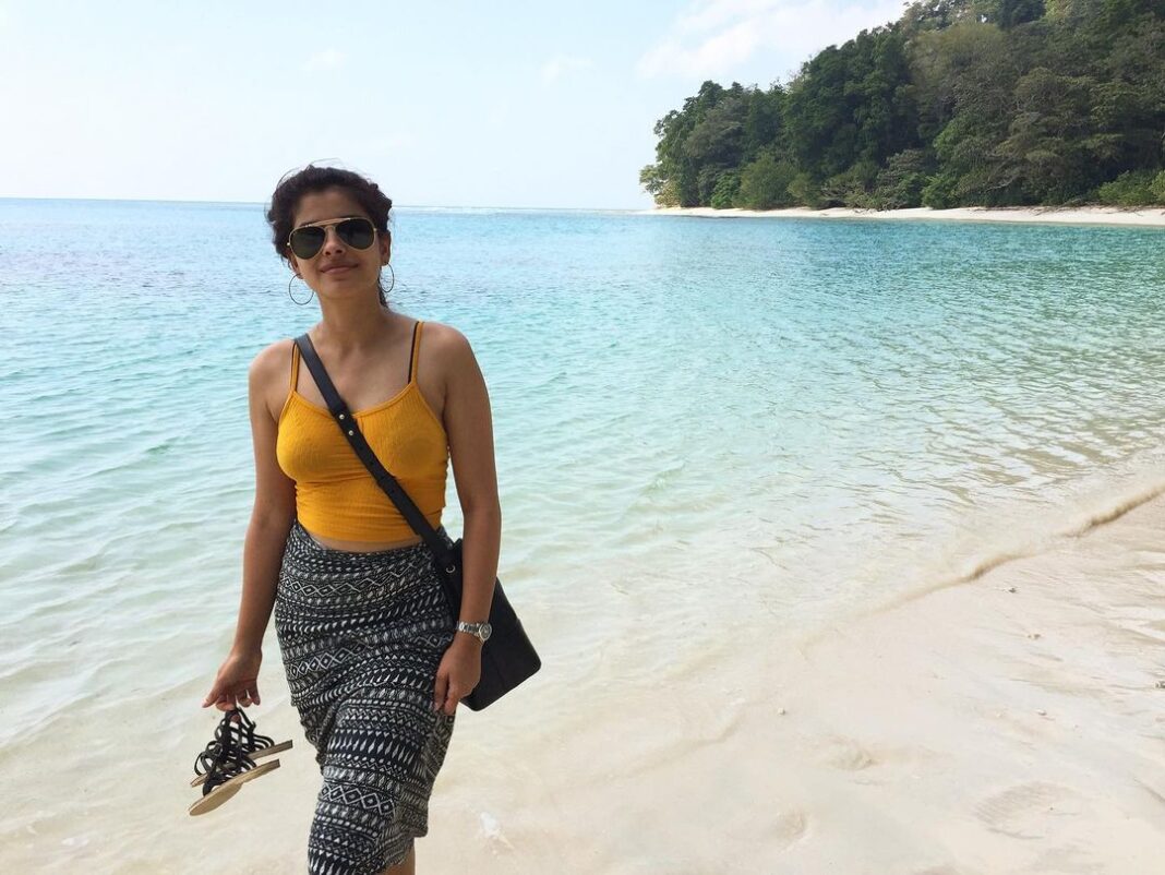 Anisha Victor Instagram - Mumbai humidity got me missing Havelock humidity…Physically here, mentally there. ☀️🌊⛱🍍 #throwback #frizzyhair #island #islandlife #havelock #portblair #andamans #andamanislands #andamanandnicobar #nicobar #neilscove #beach #sun #humidity #amazing #beachlife #beauty #beachvibes #beachphotography #beachday #beachbum Havelock Island