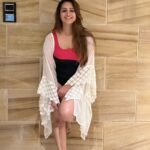 Anita Hassanandani Instagram – Little weight loss and I’m posing like a Victoria secret model 😂🤣😂🤣
Some raw unedited pre pool pics while Aaravv was asleep hubby was getting a massage had our  Nanny play the photographer.
Cape by @kalakaaribysagarika kalakaaribysagarika @dinky_nirh 
Swim suit m n s ✨
@dellaadventureandresorts Della Adventure & Resorts