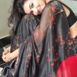 Anju Kurian Instagram - Throw🔙 ❤️‍🔥🖤❤️‍🔥 ✨ ✨ ✨ 📸- @sheriljose #throwback #sundayvibes #sareelove #prelockdowndays #april #seasonal #instalove #instafamily #traditional #favourite #gooddays