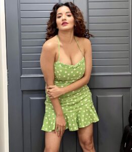 Antara Biswas Instagram - Wellness Wednesday, Wine Wednesday, Wholesome Wednesday, Willpower Wednesday …. #shoot #day #bts #poser Mua: @sachinmakeupartist1 Hairstyling: @shab_qureshi786 📸: @deepakpathak663