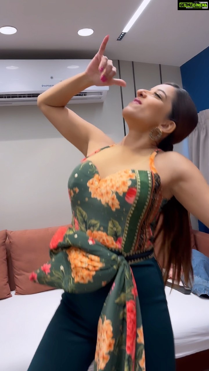 Antara Biswas Instagram - When @sachinmakeupartist1 plays this song randomly during break… lunch khana bhoolke I couldn’t stop grooving 🤷♀️…. #bts #dance #masti #fun #lovethis #smartjodi #toomuchfun