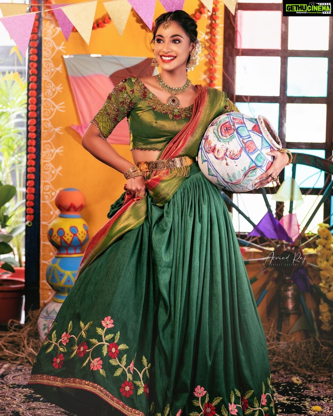 Anukreethy Vas Instagram - Iniya Tamil puthaandu nalvaazhthukal 💕 . Happy Tamil new year ✨✨✨ . May this year bring you all happiness and prosperity 💕 . Outfit @malgudi_designs 👗 Jewellery @jjjewellerymart 💍 Pc @rollinstudio_by_arvindraj 📸 Mua @sangeethamakeoverartistry 💄 @sashbysona Hairstylist @vichuhairstylist Chennai, India