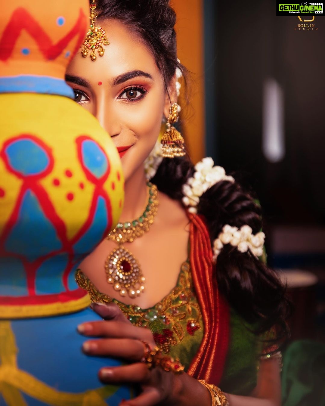 Anukreethy Vas Instagram - Iniya Tamil puthaandu nalvaazhthukal 💕 . Happy Tamil new year ✨✨✨ . May this year bring you all happiness and prosperity 💕 . Outfit @malgudi_designs 👗 Jewellery @jjjewellerymart 💍 Pc @rollinstudio_by_arvindraj 📸 Mua @sangeethamakeoverartistry 💄 @sashbysona Hairstylist @vichuhairstylist Chennai, India