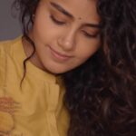 Anupama Parameswaran Instagram - There's a better and beautiful life beyond the touch of a screen.📱📝 #18Pages glimpse Can’t tell you how much I enjoyed being nandini ♥️🥺 #Alluaravind @aryasukku @actor_nikhil #BunnyVas suryapratappalnati @gopisundar__official @navinnooli @lightsmith83 @saranraparthy @sukumarwritings @ga2pictures @adityamusicindia