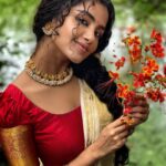 Anupama Parameswaran Instagram - എല്ലാവർക്കും എന്റെ ഹൃദയം നിറഞ്ഞ വിഷു ആശംസകൾ 🌼🌸🌺 PC @akshayeparameswaran and @parameswaranerekkath