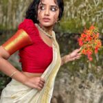 Anupama Parameswaran Instagram – എല്ലാവർക്കും എന്റെ ഹൃദയം നിറഞ്ഞ വിഷു ആശംസകൾ 🌼🌸🌺
PC @akshayeparameswaran and @parameswaranerekkath