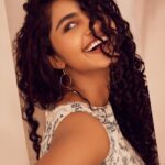 Anupama Parameswaran Instagram – The world always looks brighter from behind a smile 😊