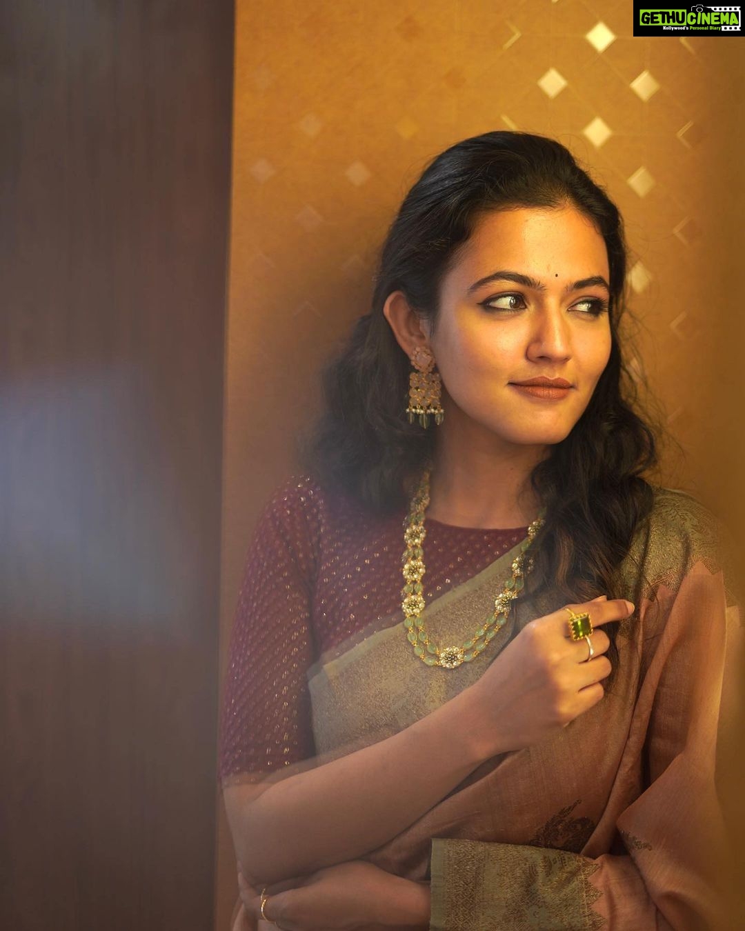 Aparna Das Instagram - Jewelry is the most transformative thing you can wear. And I love how each jewelry from @dcjewellers.official changes the look of the saree I'm wearing ….. from statement jewelry to traditional jewelry. They have an amazing range of collection at very reasonable price Feel good and look good with @dcjewellers.official Find your unique piece at @dcjewellers.official , Thrissur Makeup and hair styling : @makeupbysanakbarsha 👗 @zohibzayi #goldjewellery#jewelry#jewellerydesign#jewellery