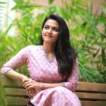 Aparna Das Instagram - Candid ? 😜 📸 @toms_g_ottaplavan #priyanottathilaanu 👗 @kely__nn