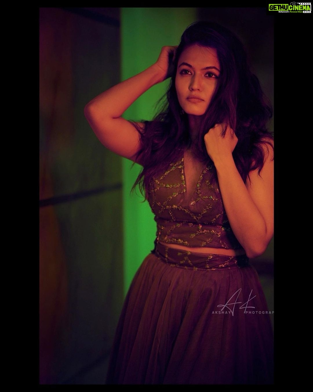 Aparna Das Instagram - Eye contact then that little smile 😉 Pc @akshay_punyalanz Costume @hange.rs 😍❤️